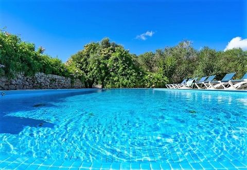 MINORQUE EST UN PARADIS À PROXIMITÉ~Découvrez une maison de campagne exclusive dans le charmant Camí d'en Kane, où l'accessibilité rencontre un maximum d'intimité. Son emplacement permet un accès facile aux plages de la côte nord et sud. La tranquill...