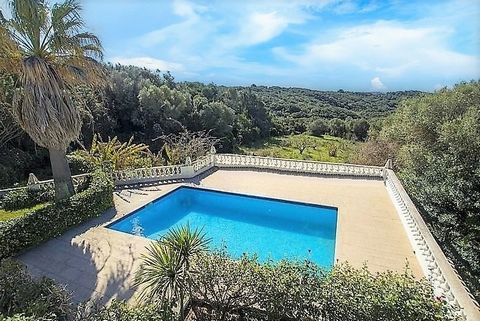 Au cœur de la charmante île de Minorque, vous trouverez une maison de campagne exceptionnelle, entourée de champs de plantes aromatiques et d'un paysage unique. La ferme, construite dans le style rural minorquin, témoigne de la riche tradition de la ...