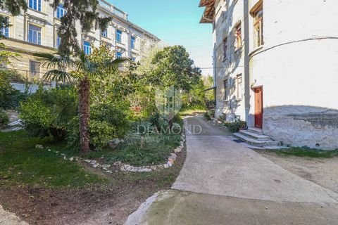 Location: Istarska županija, Pula, Centar. Istria, Pola, centro Questa è un'opportunità per coloro che cercano qualcosa di speciale e unico. Situato nel cuore della città, in una villa austro-ungarica splendidamente conservata, questo appartamento of...