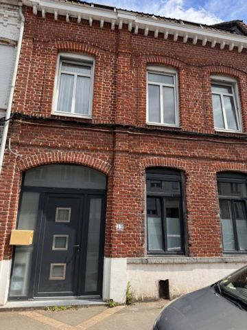 Superficie : Environ 200 m² habitables Terrain : 610 m² Prix : 378 000 euros (honoraires 5% TTC inclus charge acquéreur) soit 360 000 euros hors honoraires. Découvrez cette maison pleine de charme, située dans un secteur résidentiel et calme, offrant...