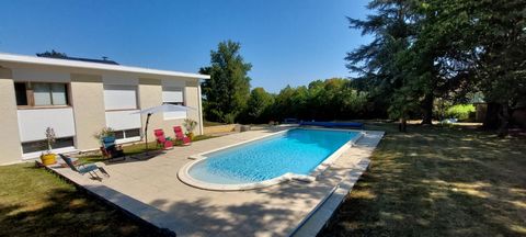 Charmante maison individuelle construite au début des années 70 avec rénovations modernes. Découvrez cette belle maison individuelle située aux portes de Sainte-Livrade-sur-Lot construite sur un sous-sol spacieux et des pièces à vivre lumineuses à l'...