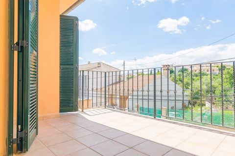 In the exterior of this beautiful townhouse find cozy places to enjoy the outdoors. Especially, the main terrace has a wonderful chlorine pool, 5 x 3.5 meters and 1.5 meters deep, to cool yourself off and spend an entertaining morning. In the surroun...