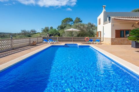 Bienvenue dans cette ferme accueillante au calme des champs d'Ariany. Il a une capacité de 4 personnes et une incroyable piscine privée avec de belles vues sur l'île. Après une excursion divertissante autour de l'île, vous pourrez vous détendre et vo...