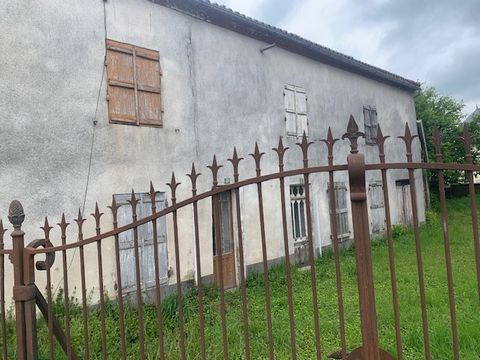 A vendre bâtiment à Chiché, près de l'Hôpital Nord Deux-Sèvres, comprenant 2 maisons d'habitations se composant de 5 pièces dont 2 chambres. Cette maison est posée sur un jardin de 450 m² avec plusieurs dépendances ayant été une ancienne forge. Elle ...