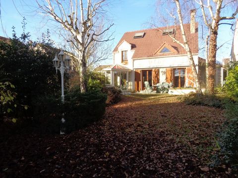 Isabelle BEDOUCHA, Indépendante du Réseau SAFTI, a le plaisir de vous présenter cette très belle maison dans un quartier prisé de Cergy-le-Haut. Elle se compose au rez-de-chaussée d'une entrée, buanderie, WC, cuisine contemporaine aménagée et équipée...