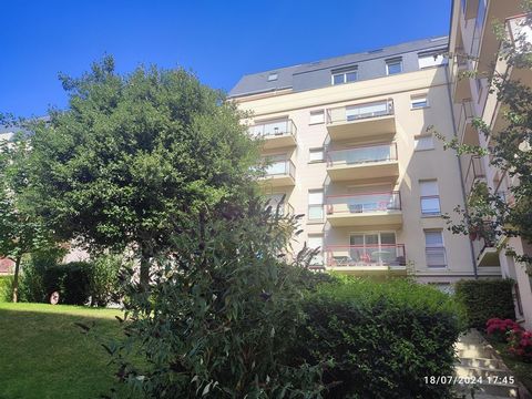 Investir dans l'immobilier avec cette résidence sur la commune du Mans. Construction en 2007. À votre convenance, vous pouvez prendre l'escalier ou l'ascenseur. Le duplex est composé d'une salle de bain, un espace cuisine, un espace nuit comprenant 2...