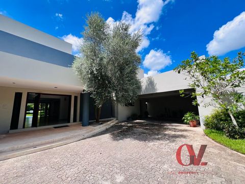 This beautiful residence is located in an exclusive residential with 24/7 surveillance, parks, its own church and the best, the golf club, in addition to the fact that this property has a view of 3 holes of the course (12, 13 and 14), there is no dou...