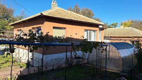 Belle maison meublée après rénovation à 30 minutes de Varna dans le village de Mlada Gvardia. La maison est rénovée, avec des fenêtres et des revêtements de sol remplacés, meublée et avec de nombreuses améliorations. La cour fait 1600 m² avec des dép...