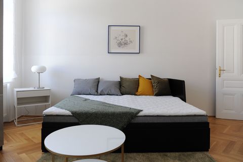 Our apartment “Susan R. Hazai” is located in the 12th district of Vienna, Tanbruckgasse 33/30 and is very easy to reach by public transport. The modern and fully furnished apartment with a size of 31 m², has a spacious living-sleeping room, a fully e...