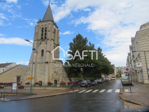 Ancienne imprimerie en parfait état, idéalement situé au fond d'une impasse. Maison de ville d'environ 110 m² rénovée, au calme, proche écoles, commerces et transports. Grand salon-séjour avec poutres apparentes et cuisine ouverte, 4 chambres, salle ...