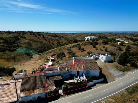 Maison pittoresque à vendre dans le village de Faz Fato da Serra Algarvia ! Avec une vue incroyable sur les montagnes et la mer, cette villa de 2 + 1 chambres est le choix parfait pour ceux qui recherchent une escapade calme et relaxante. Avec une su...