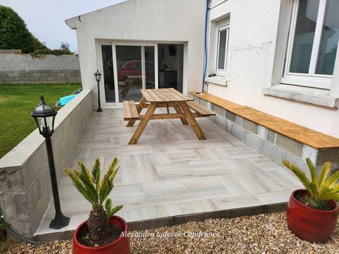 Cette maison néo-bretonne de 1963 vous offre une surface de 265m2 sur 3 niveaux. Le rez-de-chaussée est, actuellement, un local professionnel qui peut être intégré à la partie habitation, et peut être mis en location pour un revenu complémentaire. Au...