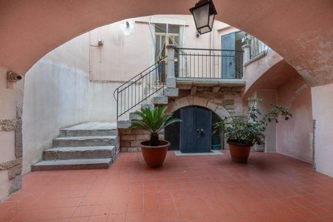 POUILLES - ANDRIE - VIA CURTOPASSI Coldwell Banker Gruppo Bodini a le plaisir de proposer à la vente une précieuse maison indépendante située au cur du centre historique d'Andria, à quelques pas de l'église historique de San Nicola. Cette propriété f...