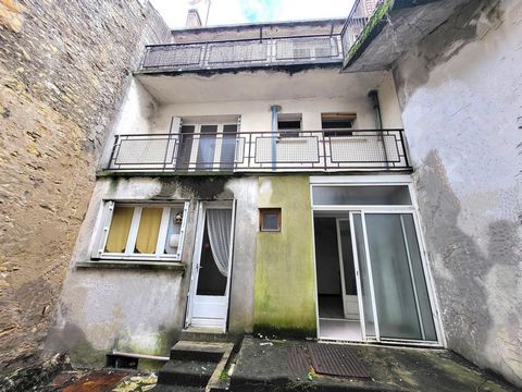 Maison de ville à découvrir sur la charmante commune de Duras. Ce bien de 180m2 sur 3 niveaux dispose actuellement de 2 logements avec la possibilité de le redécouper en 3. Le rez-de-chaussée est composé d'une entrée, un séjour, une cuisine et un bur...