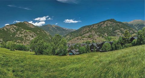 Nous avons un magnifique terrain près du centre de la ville d'Ordino. Le terrain est relié par une route à double sens, de sorte que l'urbanisation est accessible à la fois en voiture et à pied. C'est une parcelle qui, grâce à la pente du terrain, bé...