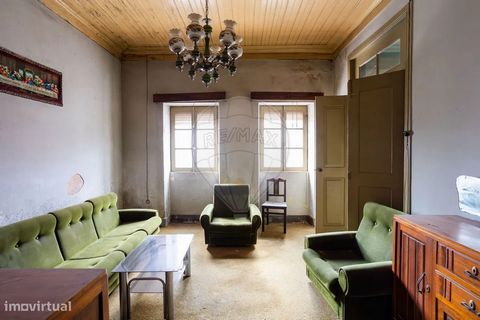 Investitionsmöglichkeit oder eigenes Wohnen: Haus mit 3 Schlafzimmern zu verkaufen in Óis da Ribeira , Águeda Wir bieten eine ausgezeichnete Gelegenheit, eine Villa mit 3 Schlafzimmern zu erwerben, die aus mehr als zwei städtischen Gebäuden und einem...