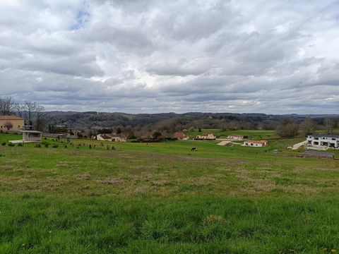 Au coeur du Périgord noir, sur les hauteurs de Castels, tout proche de Saint-Cyprien et ses commodités, vous trouverez ce magnifique terrain en position dominante de 1600m² environ. Libre de construction et en partie borné. Réseau en bordure de terra...