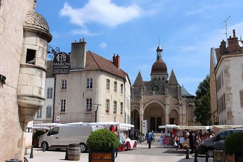 Yannic TODESCO vous propose à la vente le bail de ce Local commercial situé en hyper centre Beaunois. Emplacement ns1. Axe piéton très passant proche Place Carnot. Local commercial en parfait état présentant des avantages majeurs pour développer tout...