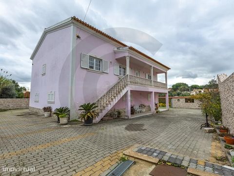 Villa met 3 slaapkamers in Meia Via, dat behoort tot de gemeente Torres Novas. Het ligt vlak bij de A23, op 5 minuten van Torres Novas en op 2 minuten van Entroncamento en met toegang tot de A1. Door de geografische ligging tussen deze twee steden bi...