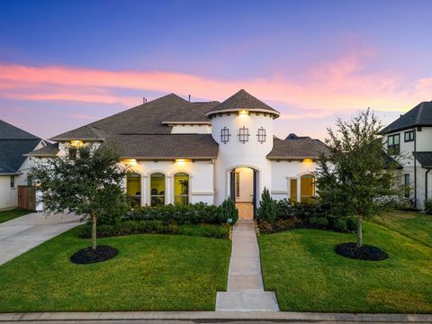 Welcome to 12813 N Palomino Lake Circle, an elegant masterpiece in the Bridlecreek community, zoned to Cy-Fair ISD. This exceptional home boasts 4 bedrooms, 3.1 baths, 3-car garage, and a private courtyard for added sophistication. Step through the g...