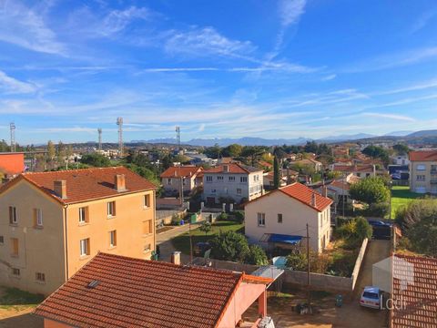 MONTÉLIMAR, au sein de la copropriété sécurisée le 'Vivarais'. Appartement de type 4 au 2ème étage, d'une superficie de 62m2, composé d'une pièce de vie de 15m2, cuisine séparée avec balcon. 3 chambres de 9m2 chacune. Travaux de rafraichissement à pr...