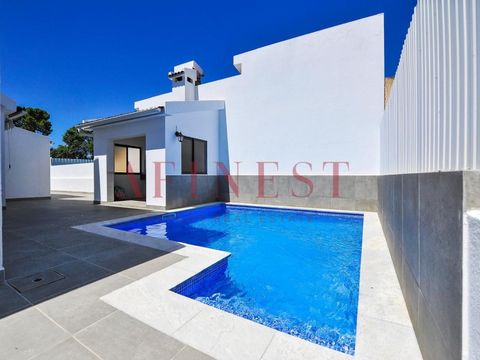 Villa mit 5 Schlafzimmern in der Nähe von Herdade da Aroeira, mit Swimmingpool und Garage. Nur wenige Minuten von den Stränden der Costa da Caparica oder Lissabon entfernt, verfügt diese Villa über 2 Etagen: ETAGE 0: 1 Suite mit komplettem Badezimmer...