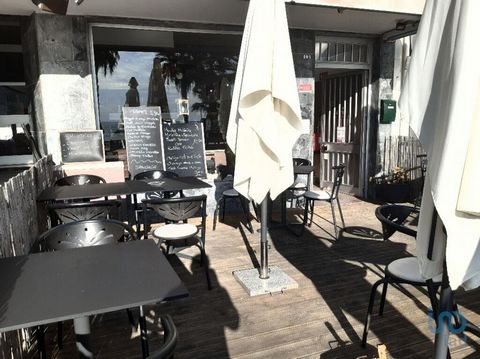 Bonito restaurante de 140 m2 na primeira linha de mar com vista para a praia, composto no rés-do-chão por uma sala, um bar, uma cozinha, uma esplanada e dois WC. Na cave uma sala ampla, um quarto, um WC, uma casa de banho e uma grande arrecadação. PA...