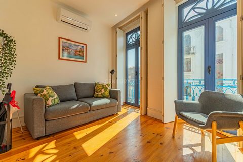 Charming apartment located in the iconic Praça D. João IV square, in the heart of Porto. With a generous area of 52 square meters, this apartment offers a perfect combination of comfort and convenience. Upon entering, you will be greeted by a bright ...