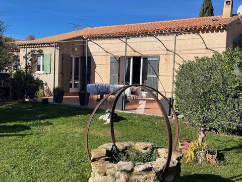 Située à Lauris, dans le Vaucluse, cette maison bénéficie d’un cadre calme et agréable, parfait pour une vie tranquille tout en étant proche des commodités. Le bien s’étend sur un terrain plat, clos et arboré de 1100 m², offrant un bel espace de verd...