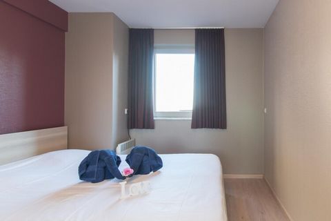 Ce bel appartement rénové offre un séjour spacieux et confortable avec deux chambres et un espace couchage supplémentaire avec un lit superposé, pouvant accueillir jusqu'à six personnes. La première chambre dispose d'un lit double, tandis que la seco...