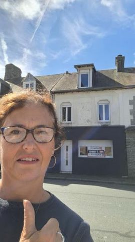 Maison dans le bourg de Cérences, petite commune avec toutes les commodités dont un supermarché avec station essence. Vous êtes à env. 10mn de la plage. Le séjour-cuisine est d'une belle surface de 28m2. Cette maison dispose de 3 chambres et une sall...