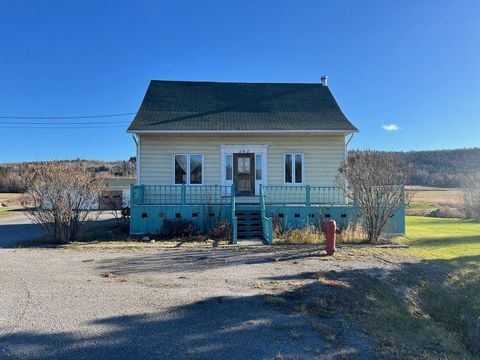 Propriété avec 3 chambres à coucher dont un grand terrain de 42 517 pieds carré et un garage détaché. Vous apprécierez la vue sur la montagne et être à proximité de l'école primaire, le Parc du Mont St-Mathieu et à quelques minutes de Trois-Pistoles....