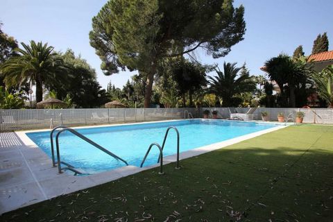 Lägenhet på mellanplan, Puerto Banús, Costa del Sol. 2 Sovrum, 2 Badrum, Storlek 95 m², Terrass 10 m². Miljö : Nära hamn, Nära till affärer, Nära havet, Nära staden, Nära småbåtshamn. Skick : Utmärkt, Nyrenoverad. Pool : Gemensam. Utsikt : Trädgård, ...