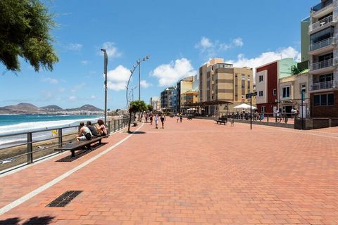 Dieses komfortable und helle Ferienhaus liegt direkt am Strand Las Canteras in Las Palmas de Gran Canaria. Es bietet auf 50 m² Platz, ein Schlafzimmer mit Doppelbett und ein Schlafsofa im Wohnzimmer und bietet Platz für bis zu 3 Gäste. Die Gäste könn...