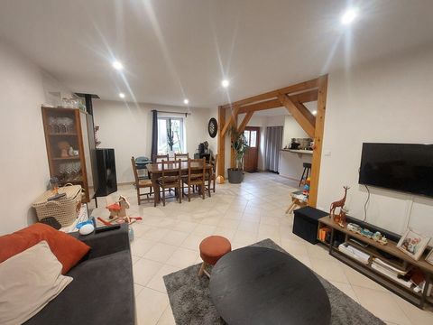 Maison de village avec 4 chambres dans hameau d'une surface de 143m2 Au rdc entrée, pièce de vie salon-salle à manger avec poêle à granules et cuisine ouverte toute équipée, une chambre, une salle de bains, un wc et une cave. A l'étage une pièce ouve...