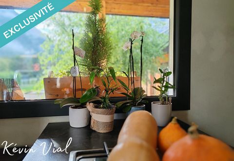 Située à Sainte-Marie-de-Cuines (73130), cette propriété offre un cadre de vie paisible au pied des montagnes, idéal pour les amoureux de la nature. Proche des écoles, cette charmante maison est dotée d'une terrasse offrant une vue imprenable sur l'e...