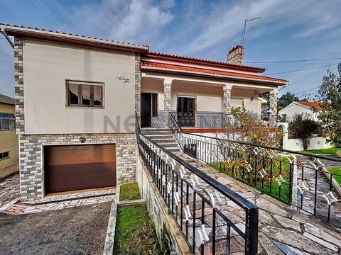 Just 3 km from the city centre of Caldas da Rainha, in the village of Coto we find this villa on a plot of 572 m2 and with a gross area of 435 m2. With a northwest - southwest sun exposure. The villa consists of basement, ground floor and attic. Base...