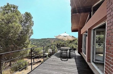 Propiedad con una extensión de 327 m² en parcela de 1.770 m². La residencia destaca por sus amplios ventanales que permiten una gran entrada de luz natural.~~A su disposición destaca por los siguientes elementos:~~Salones: La casa cuenta con 2 amplio...