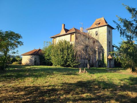 Situé à 12 km de Cahors. Tous commerces et commodités accessibles à 4 km. Sur une parcelle d'environ 1800 m² en partie clôturée. Possibilité d'obtenir plus de terrain. Cette demeure en pierre du XXème n'attend que vous pour un beau projet : associati...