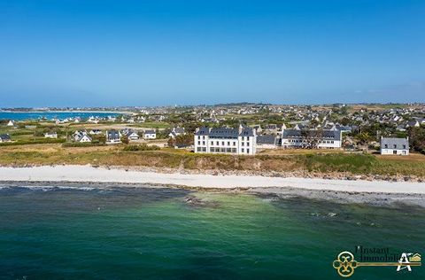 Außergewöhnlich! Dieses Apartment liegt auf der Düne von Santec und bietet einen direkten Blick auf das Meer und Theven. Nehmen Sie Platz in der Wohnung mit eigener Doppeltreppe, die sich in einem komplett renovierten Gebäude mit hervorragenden Mater...