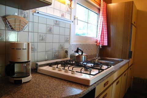 Ontsnap naar dit charmante chalet met 2 slaapkamers in Lanklaar, perfect voor gezinnen of kleine groepen tot 4 personen. Gelegen in een rustige omgeving met een omheinde tuin, terras en schommel, is het een uitstekende uitvalsbasis om het Limburgse p...