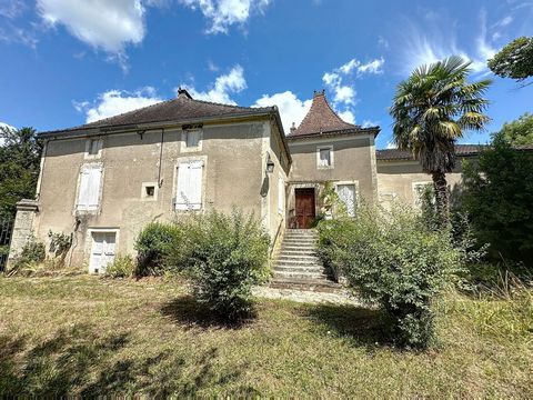 Maison de Maître du XIX siècle avec une dépendance de 3 gites , un terrain attenant constructible de 1 hectare environ