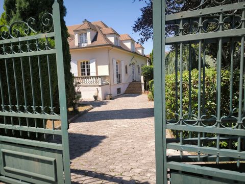 Maison Ile de France de qualité . Jardin clos .