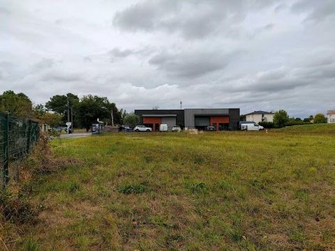 TERRAIN VIABILISÉ DE 1177 M² (DISPONIBLE IMMÉDIATEMENT) - PRIX DE VENTE : 324 000 Euros TTC - PRIX DE VENTE HAI : 270 000 Euros HT (honoraires d'agence à la charge du vendeur) - Emprise au sol de construction est limitée à 50% ( soit 580 m² maxi au s...