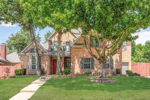 Découvrez votre complexe personnel dans le quartier recherché de Fallbrook à Flower Mound. Cette maison magnifiquement rénovée de 4 chambres et 3,5 salles de bains offre un plan d’étage polyvalent avec plusieurs espaces de vie et de restauration, ain...