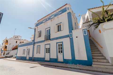 Charakteristisches Haus im portugiesischen Stil im Stadtzentrum von Carvoeiro, nur wenige Gehminuten vom beliebten Strand 