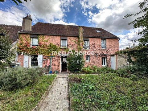 Grande maison sur son terrain avec garage et dépendances