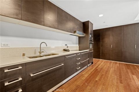 **Pending cancellation of current escrow** Experience a full service lifestyle at The W Hotel and Residences Los Angeles. You can choose to valet or self park at your new Residence 4M. Onceyou enter your condo you have ample space that includes a spa...