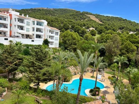Ce penthouse élégamment rénové offre une combinaison parfaite de confort et de charme, situé dans le développement recherché d’Alhaurín Golf. L’appartement a été entièrement rénové avec une toute nouvelle cuisine, avec des appareils modernes, et s’ou...
