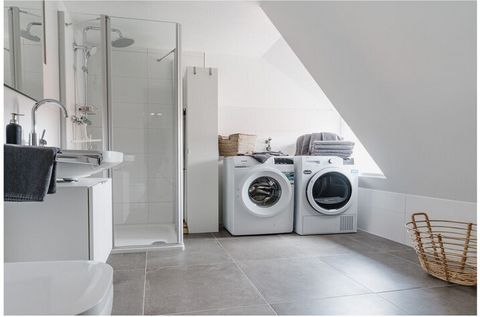 Auf 75 qm treffen moderne Einrichtung und gemütliches Ambiente aufeinander. Zahlreiche Dachflächenfenster und ein außergewöhnliches Dreiecksfenster sorgen für eine maximale Lichtdurchflutung. Ganz besonders der integrierte Gaskamin lädt nach einem au...